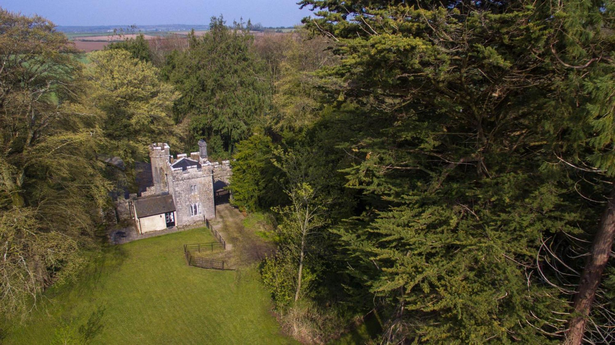 Anne'S Grove Miniature Castle Villa Castletownroche Luaran gambar